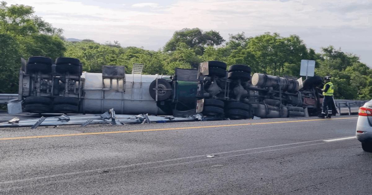 Volcadura de pipa de gasolina provoca cierre total en la autopista La ...